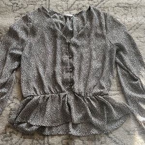 Selling this blouse for cheap. I’ve only worn it once. Lmk if you’re interested!